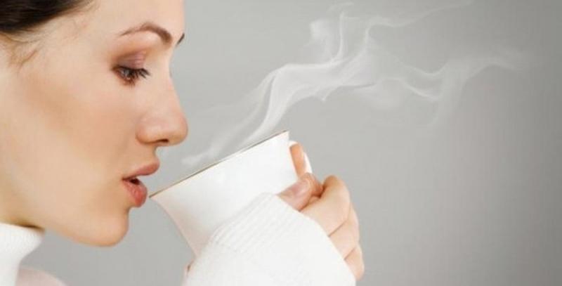 Uống nước ấm mỗi ngày để làm sạch làn da