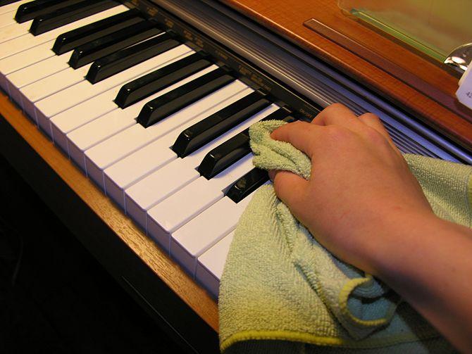 Kem đánh răng có tác dụng làm sạch phím đàn piano