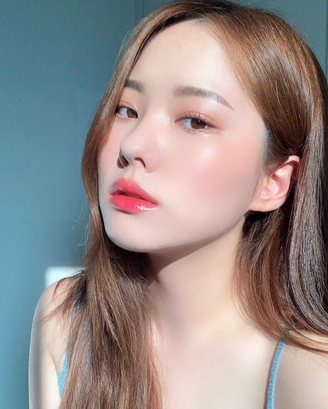Chăm sóc sắc đẹp cho chị em như makeup, làm nail  - Ảnh minh họa
