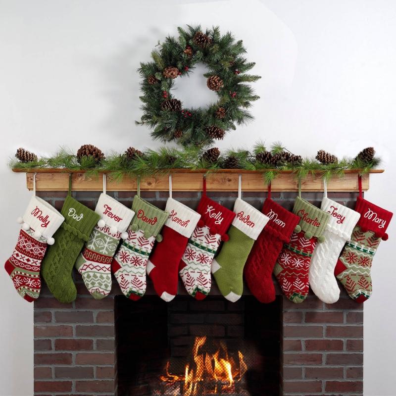 Trang trí tất đón Noel.