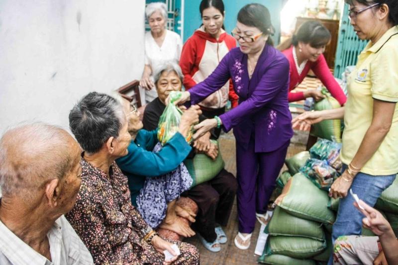Làm từ thiện