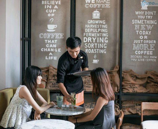 Sinh viên phục vụ quán cafe