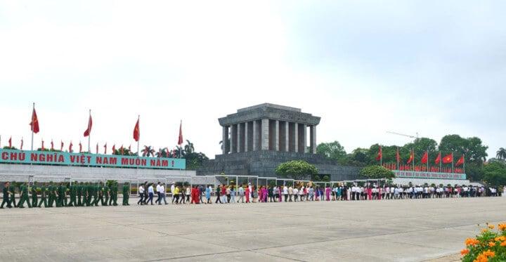 Dòng người vào viếng Lăng Bác