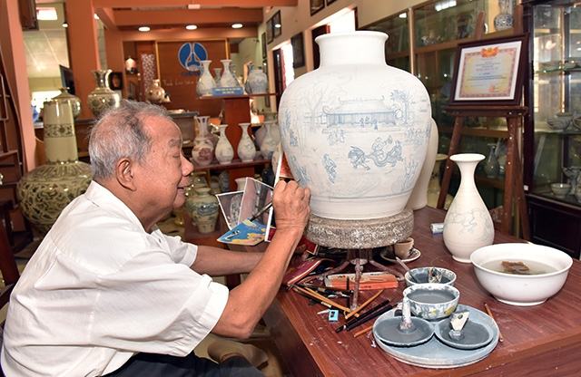 Nghệ nhân Hạ Bá Định vẽ trên bình gốm Chu Đậu