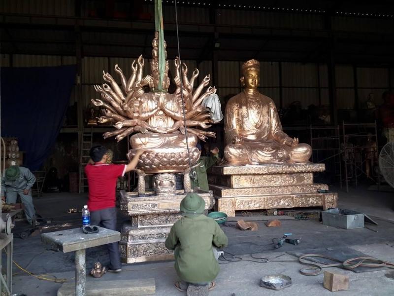Những nghệ nhân đang say sưa với tác phẩm đầy nghệ thuật của mình tại làng nghề đúc đồng Tống Xá