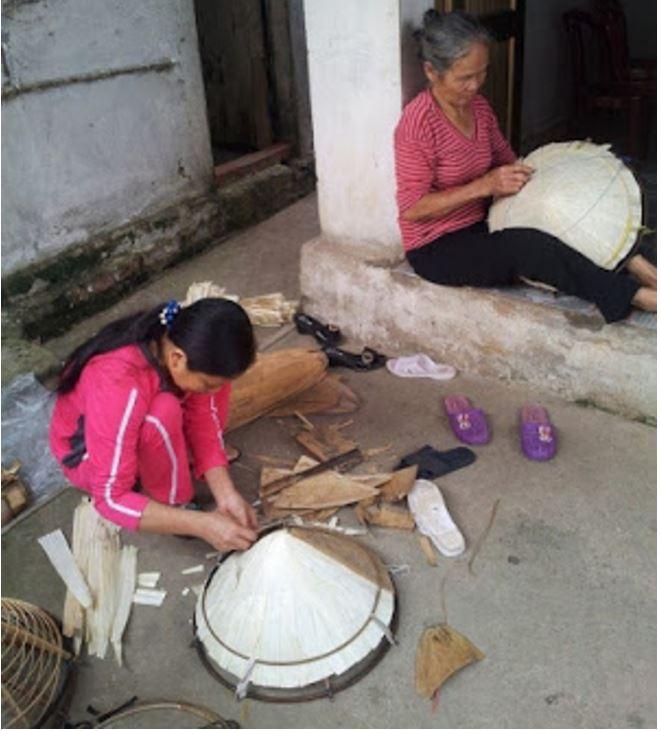 Chị Thủy (xã Nghĩa Châu) đang cần mẫn làm nên những chiếc nón lá.