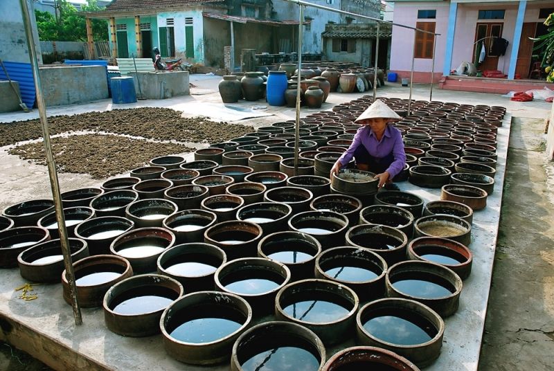 Một bác làng Sa Châu đang phơi mắm