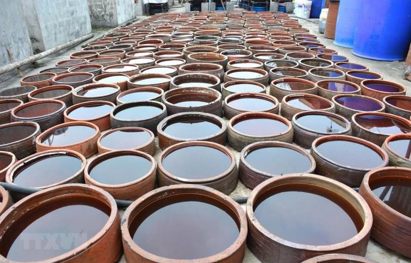 Những chum nước mắm thơm ngon đậm đà tại làng nghề nước mắm Sa Châu