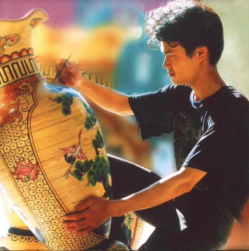 Nghệ nhân sơn mài đang hoàn thiện tác phẩm