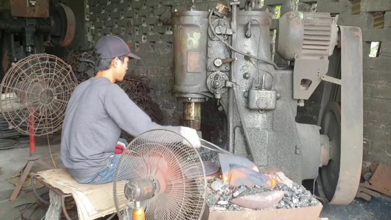 Áp dụng máy móc công nghệ cao tại làng rèn Vân Chàng.