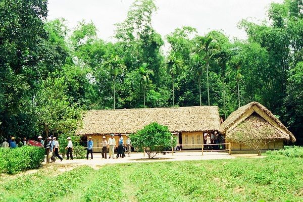 Về thăm nhà Bác