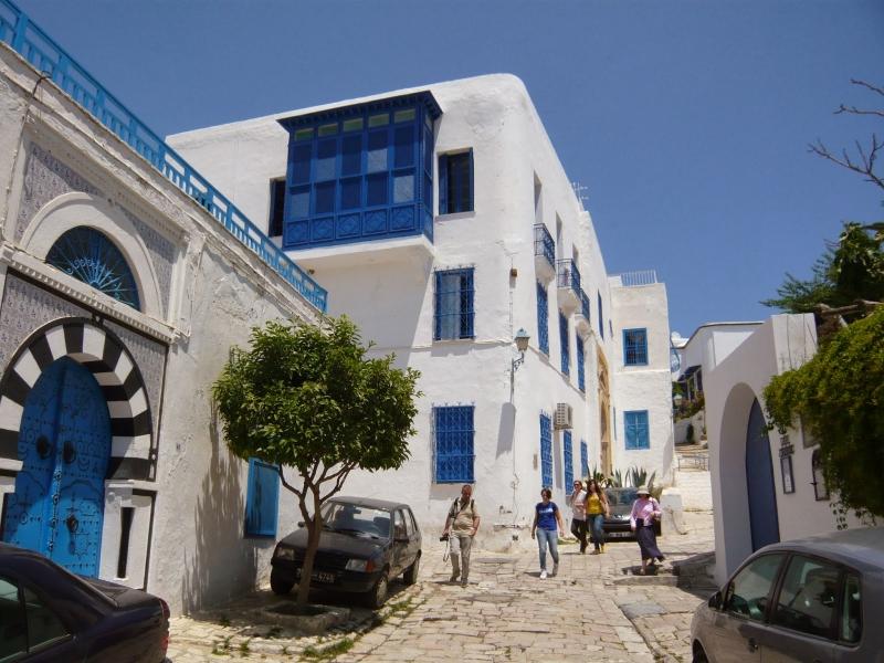 Làng Sidi Bou nổi bật giữa trời xanh