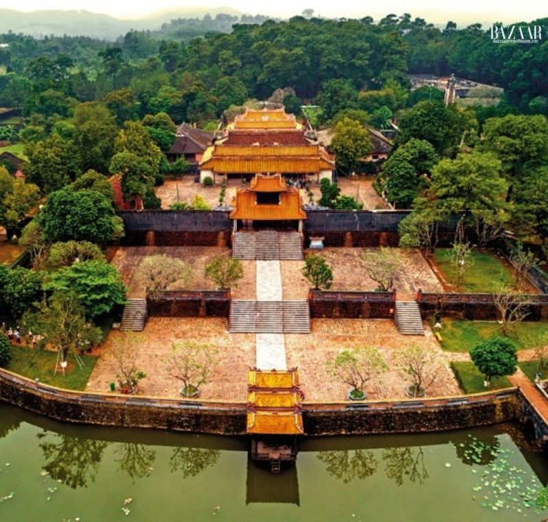 Bố cục khu lăng gồm 2 phần chính, bố trí trên 2 trục dọc song song với nhau