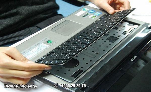 Lật ngược laptop và vỗ nhẹ