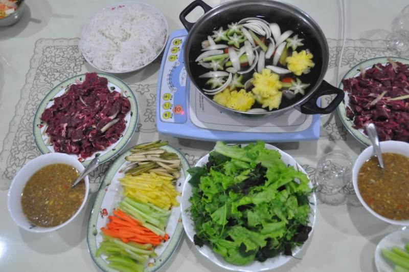 Lẩu bò nhúng mắm ruốc là món ăn đặc trưng của Bình Dương