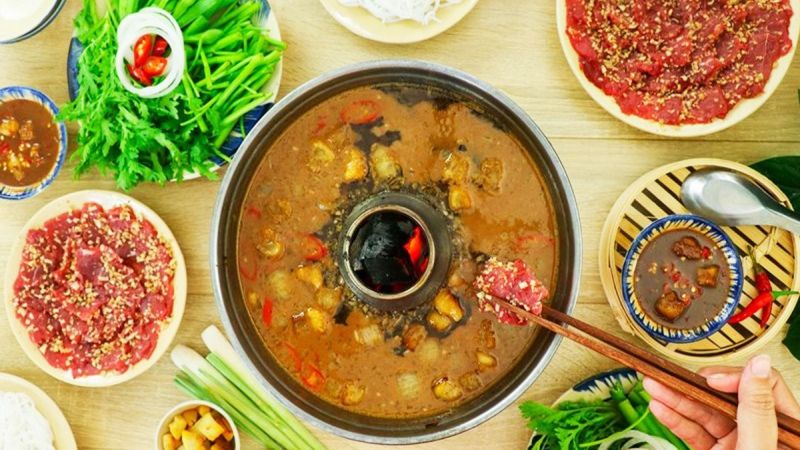 Lẩu bò nhúng mắm ruốc là món ăn đặc trưng của Bình Dương