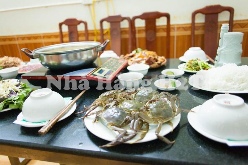 Bàn ăn lẩu cua sông H2T
