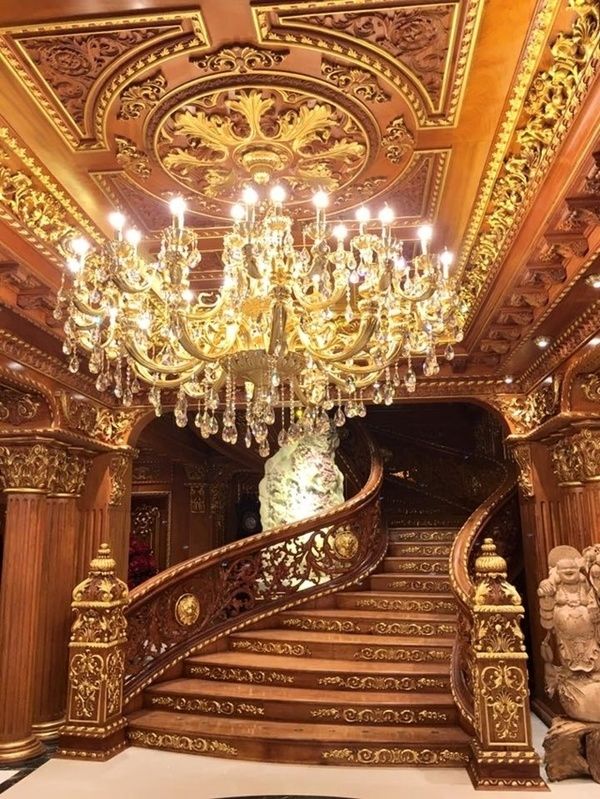 Các chi tiết trong nhà đều được dát vàng và trang trí hết sức công phu