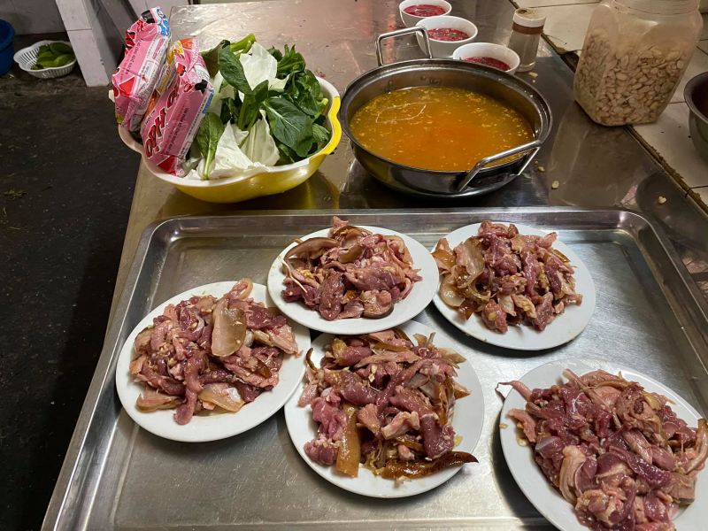 Nồi lẩu dê đầy đủ gia vị