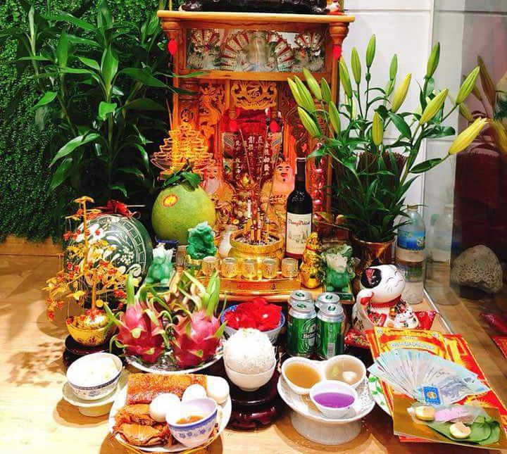 Lau dọn bàn thờ sạch sẽ trước khi cúng bái