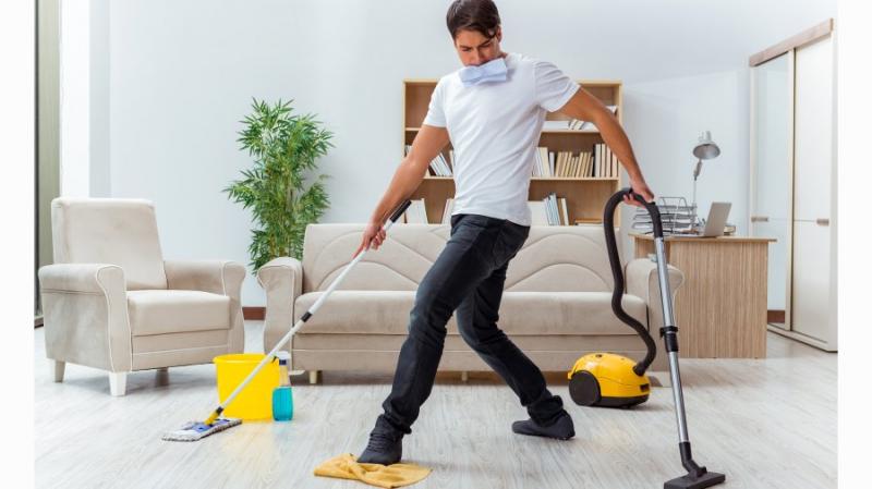 Nếu hút bụi trước rồi mới lau cửa sổ, bàn ghế... sẽ chỉ làm bụi bẩn rơi ngược xuống sàn và bạn sẽ phải tốn công lau lại lần nữa