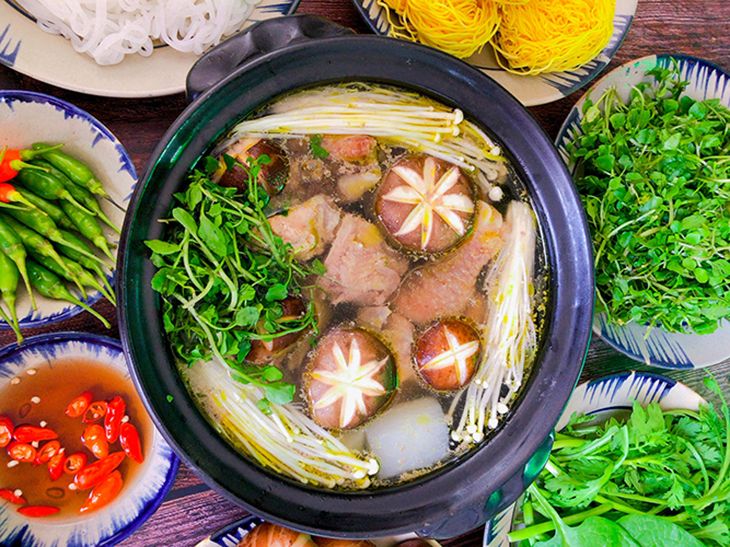 Lẩu gà Đông Tảo với nấm