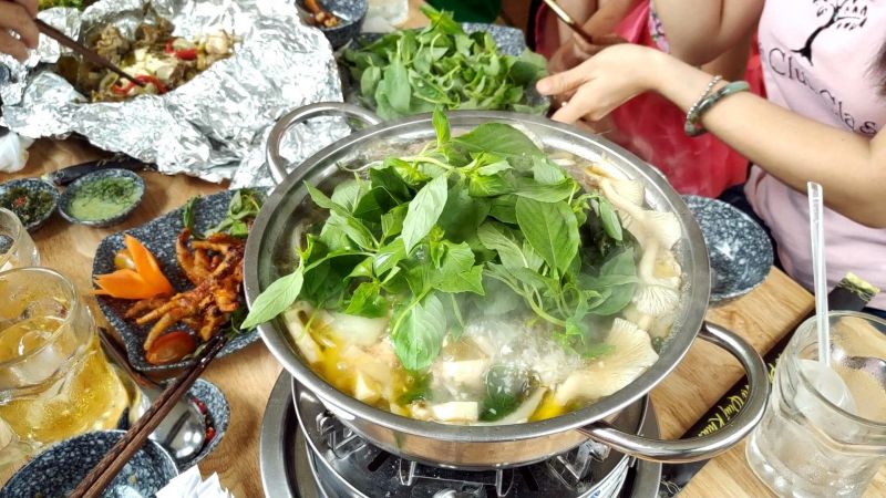 Lẩu Gà Lá É 205 Phạm Văn Chiêu