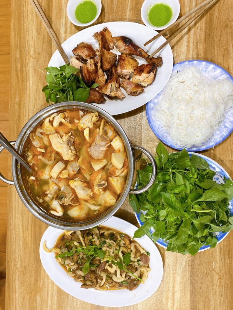 Lẩu gà lá é 668