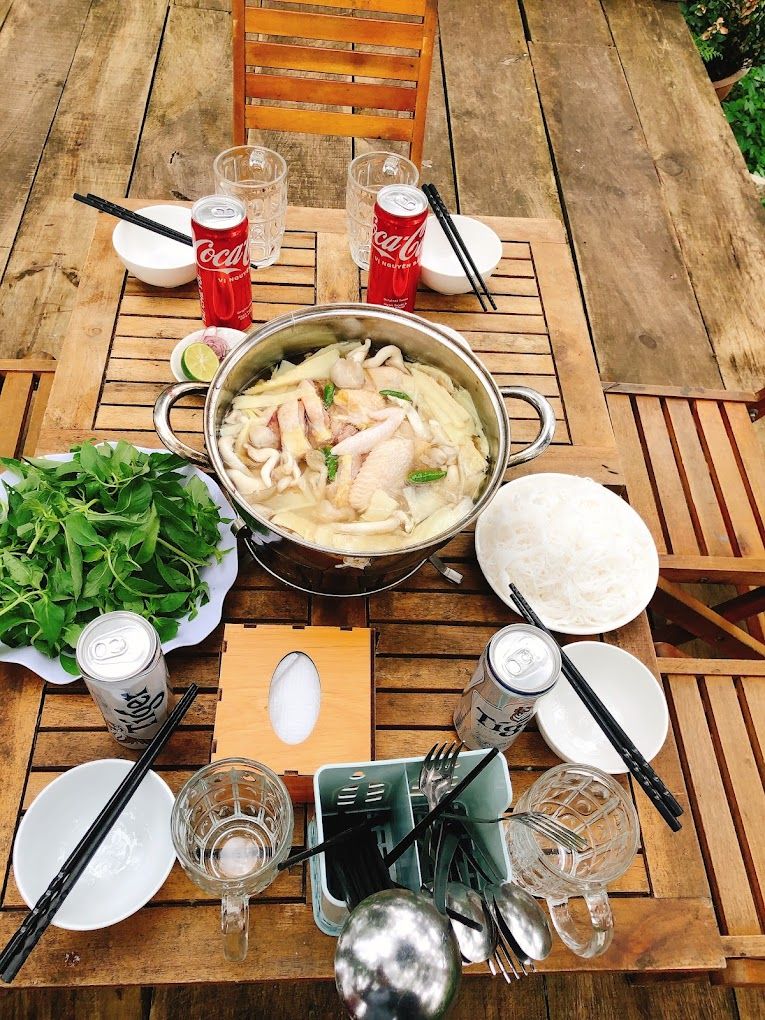 Lẩu Gà Lá É Đồi Lộng Gió