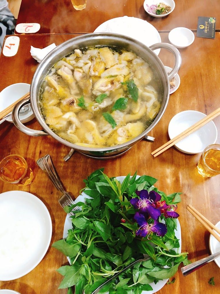Lẩu Gà Lá É Đồi Lộng Gió