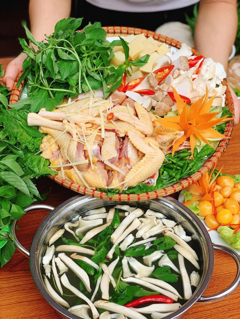 Lẩu gà lá é Gạo Đỏ