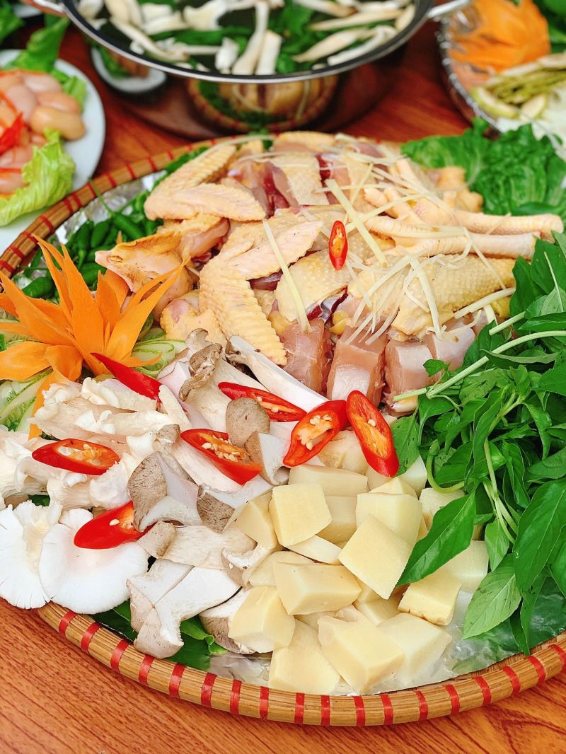 Lẩu gà lá é Gạo Đỏ