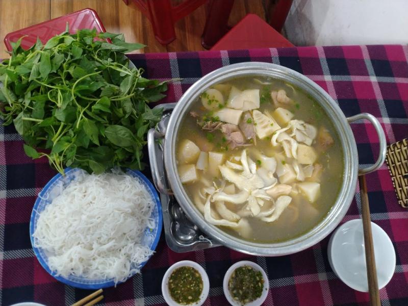 Lẩu gà lá é Hạnh