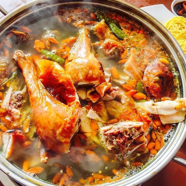 Lẩu Gà Lá É É É Thắng Béo
