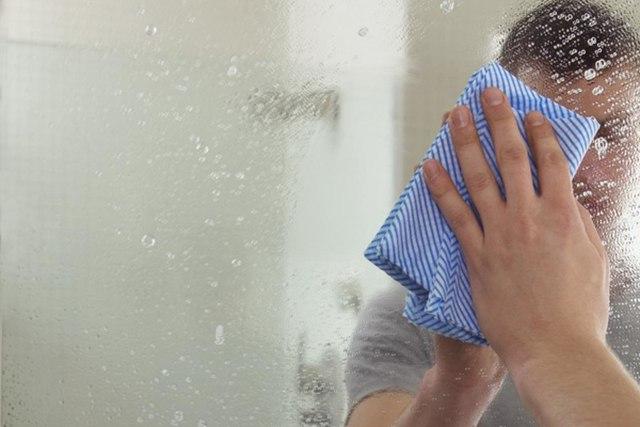 ước cốt chanh hoặc giấm cùng với nước ấm làm kính nhà bạn sạch và sáng hơn