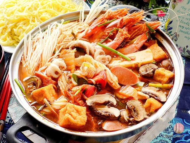Lẩu kim chi hải sản với vị chua chua, cay cay đặc trưng của kim chi.