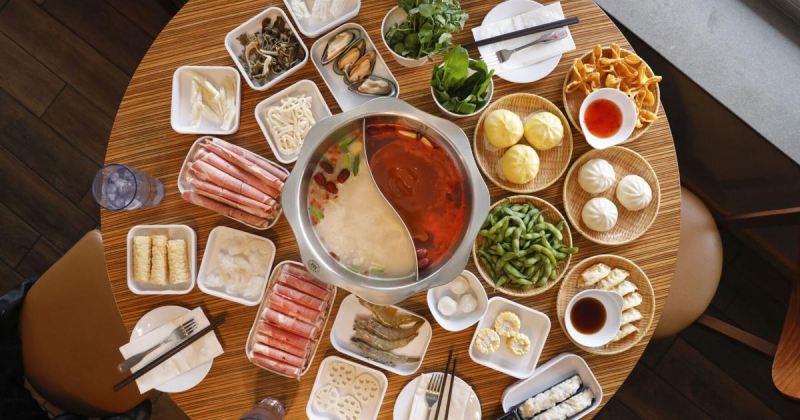 Lẩu Thái thập cẩm với nước ép trái cây