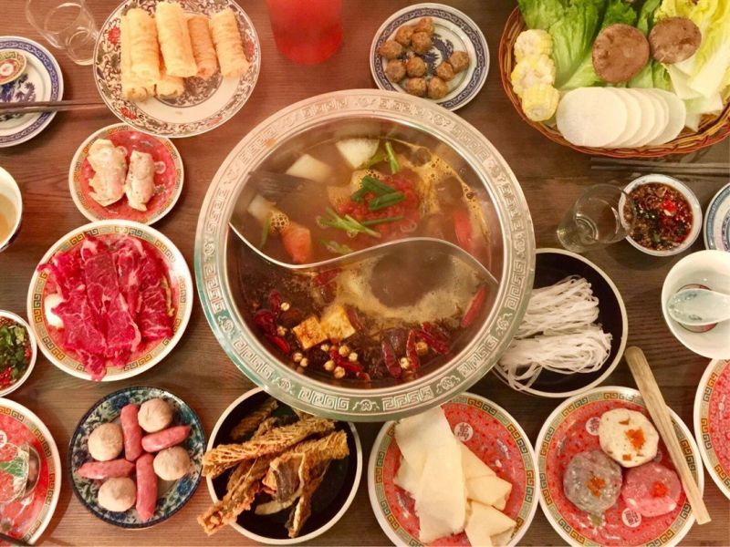 Lẩu Thái thập cẩm với nước ép trái cây