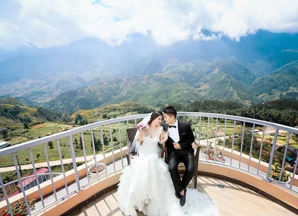 Ảnh cưới của đôi bạn trẻ vào buổi sớm mai trên Lầu Vọng Cảnh