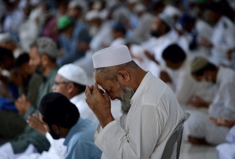 Người Hồi giáo thực hành lời cầu nguyện đặc biệt trong đêm Laylat al-Qadr