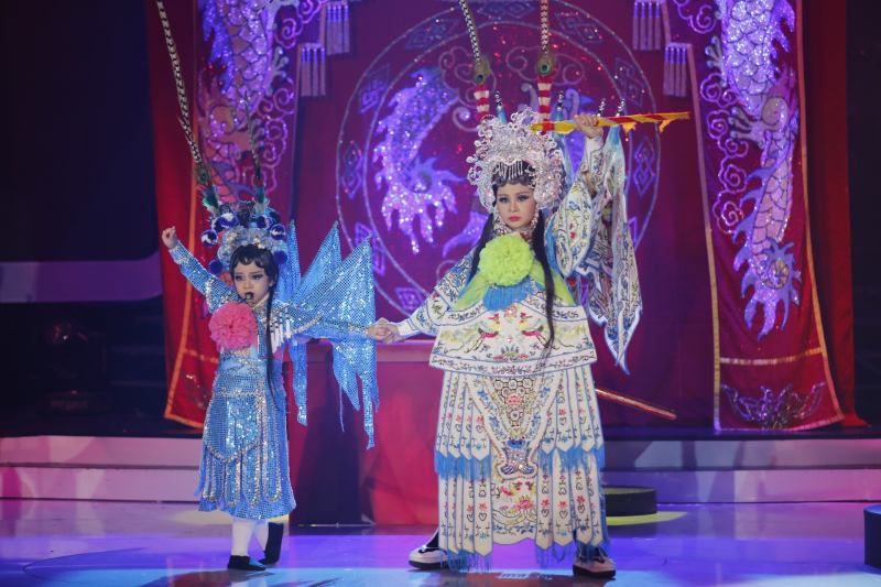 Bé Mai Chi và nghệ sĩ Lê Giang