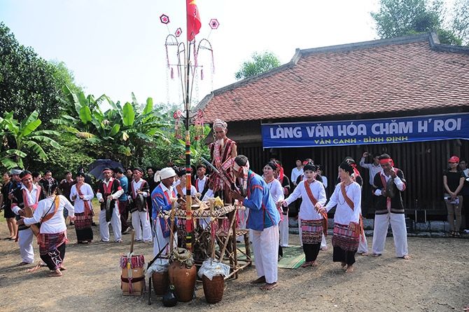 Người dân khấn trước những món đồ cúng