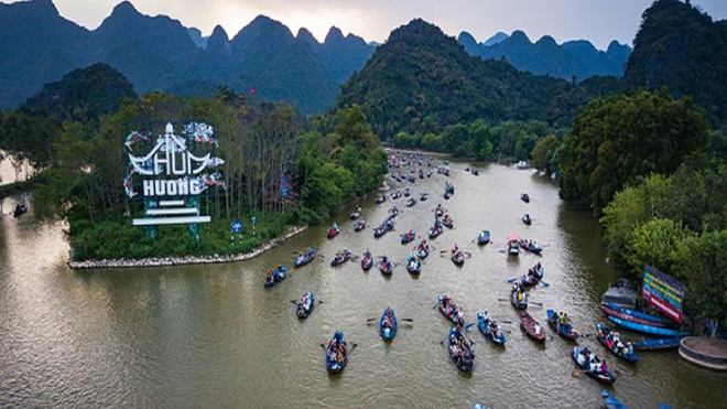 Chèo đò trên sông Hương