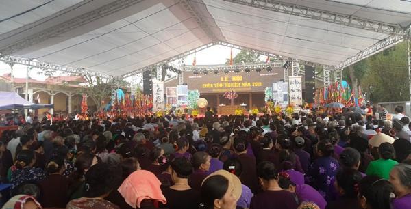Song hàng năm lượng khách thập phương đến thăm quan vẫn rất đông, nhất là thanh niên nam nữ đến cầu tình duyên.