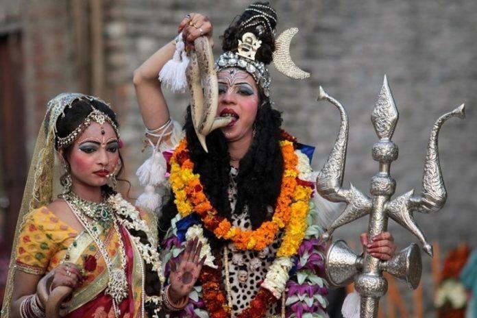 Với những người theo đạo Hindu, họ tin rằng rắn là vị thần tối cao.