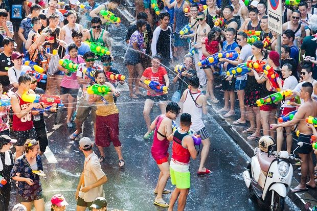 Lễ hội té nước Songkran ở Thái Lan (Tháng 04)