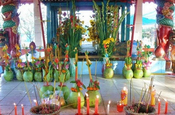 Bày lễ vật dâng cúng