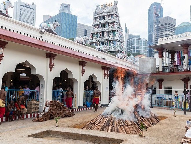 Hàng chục tín đồ đi trân trần băng qua lửa