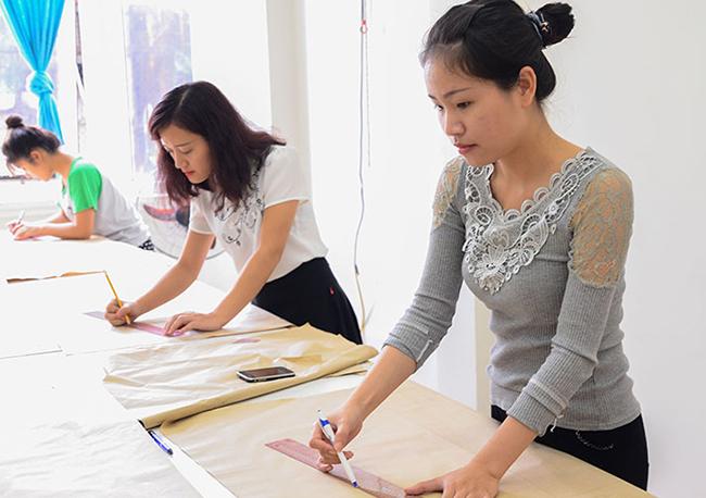 Dạy cắt may Lê Na là một trong những địa chỉ dạy cắt may uy tín tại Hà Nội được nhiều học viên tín nhiệm