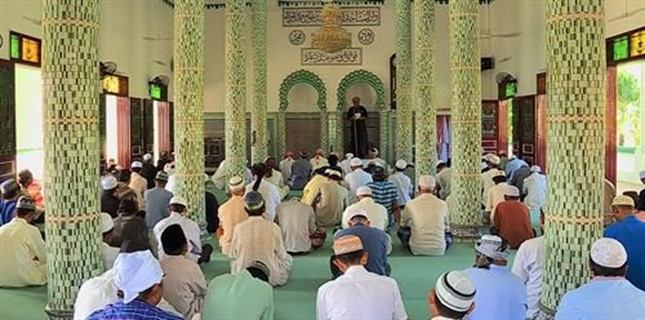 Mọi người tập trung tại thánh đường để cử hành thánh lễ
